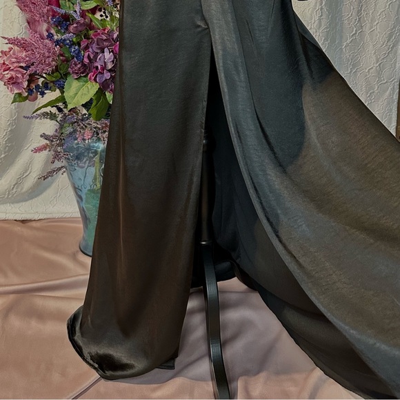 Endearing Elegance Black Satin Long Sleeve Maxi Dress
Lulus ‼️NWT‼️ - Picture 7 of 16